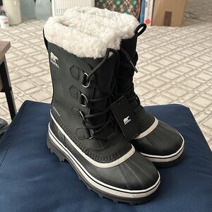 Sorel women’s Caribou size 7 Black and white Snow Boots